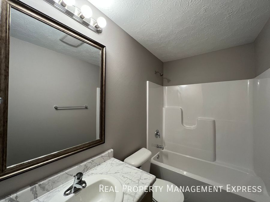 Building Photo - Modern 3 Bed 2 Bath Townhome in West Sioux...