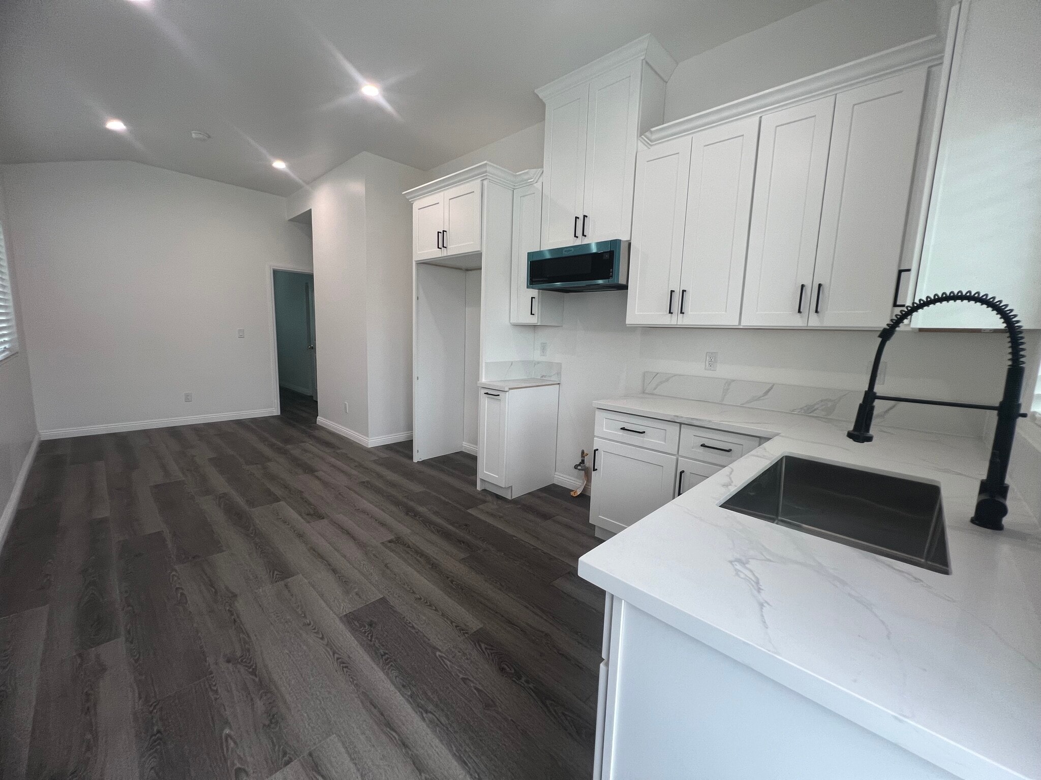 Building Photo - 504 E Newmark Ave