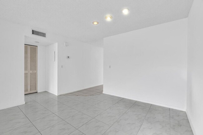 Building Photo - Beautiful 2 bedroom 2 bath in Delray - Desired 55+ community