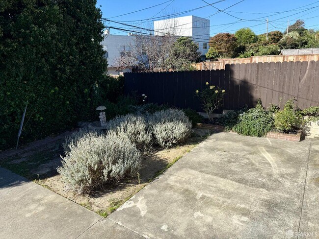 Building Photo - 1100 Eucalyptus Dr