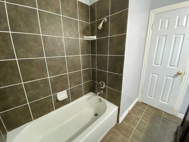 Building Photo - 220 Shady Lake Dr