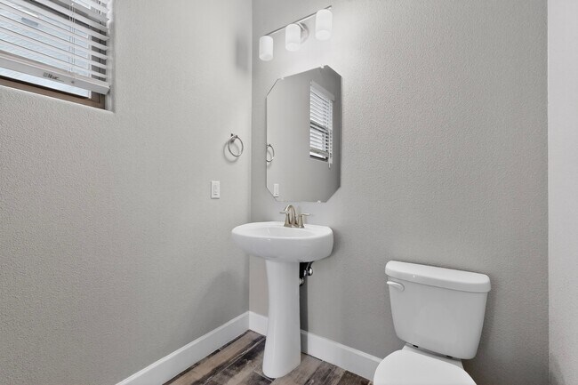Building Photo - 5603 Linq Ct NE