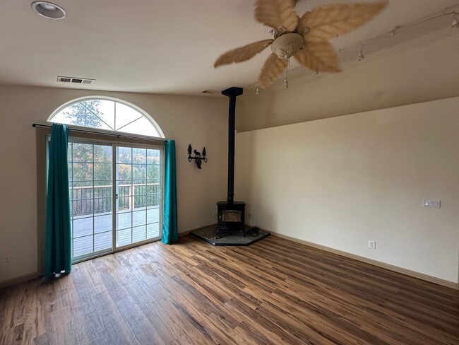 Building Photo - Beautiful 3 Bedroom 2.5 Bathroom House in ...