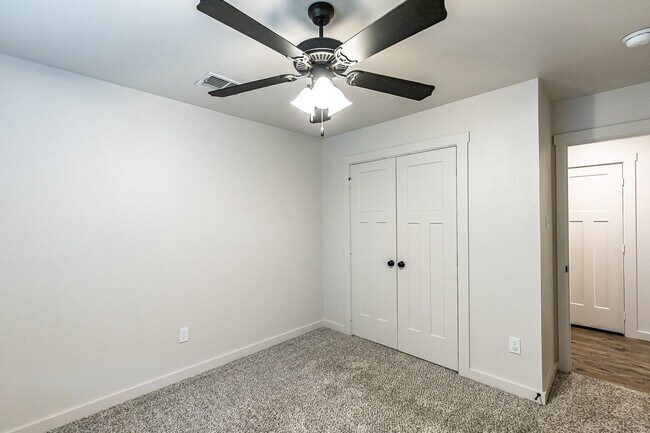 Building Photo - Price reduced! Half off first full months rent/ Zero security deposit. Spacious 3-Bedroom Duplex ...