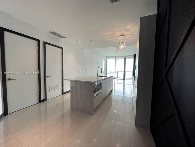 Building Photo - 480 NE 31st St