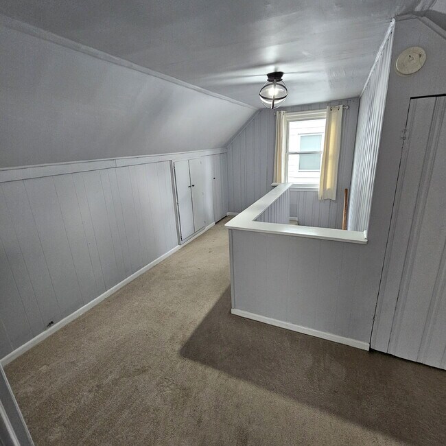 Building Photo - 3 Bedroom Bungalow w/ Hardwood Floors Clos...
