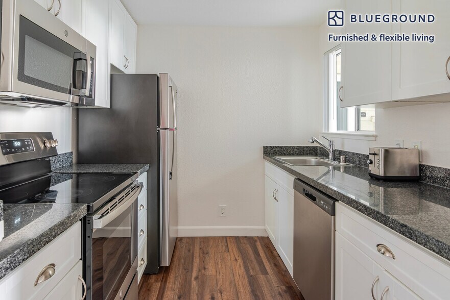 Building Photo - 900 Pepper Tree Ln