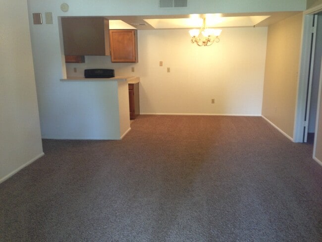 Building Photo - **COMFY 2 BEDROOM/2 FULL BATHROOM CONDO IN...
