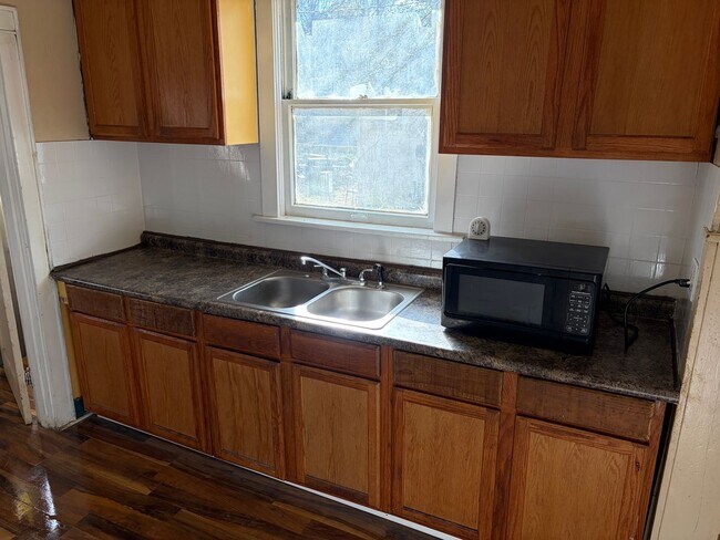 Building Photo - Cute 3 Bedroom Home Off Youree