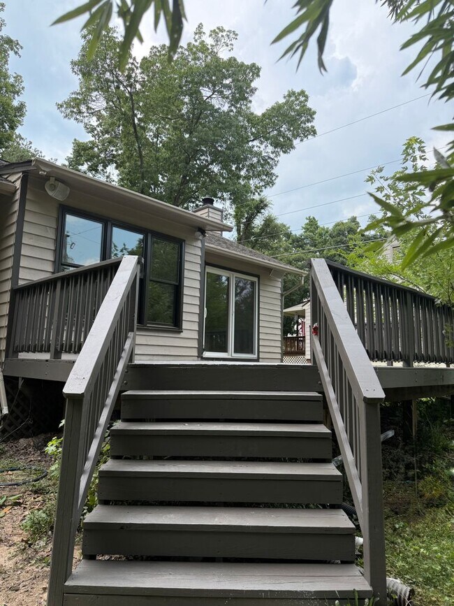 Building Photo - Adorable Recently Renovated 3 Bed 1.5 Bath Home $2395