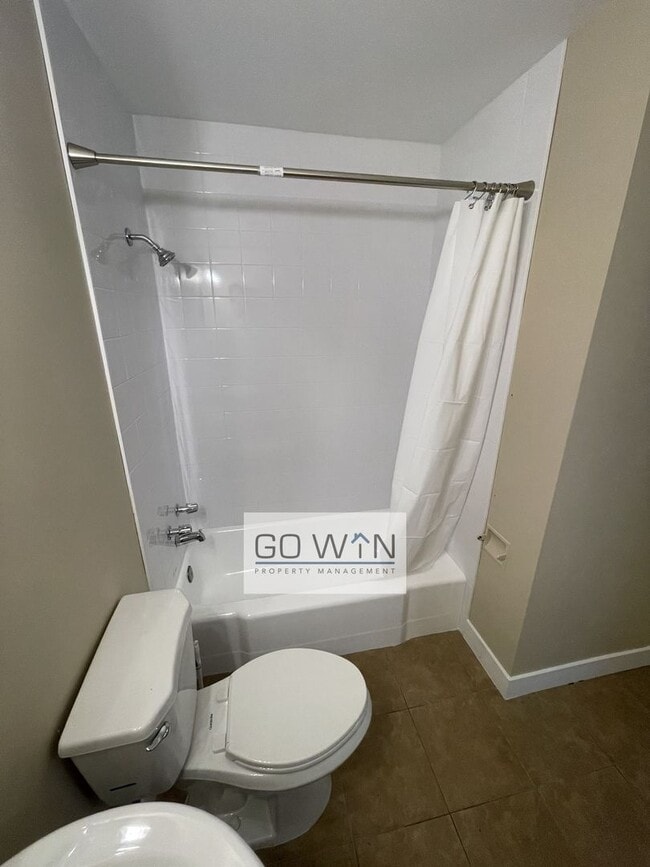 Building Photo - 4 Bed/ 2 Bath - House With Backyard!