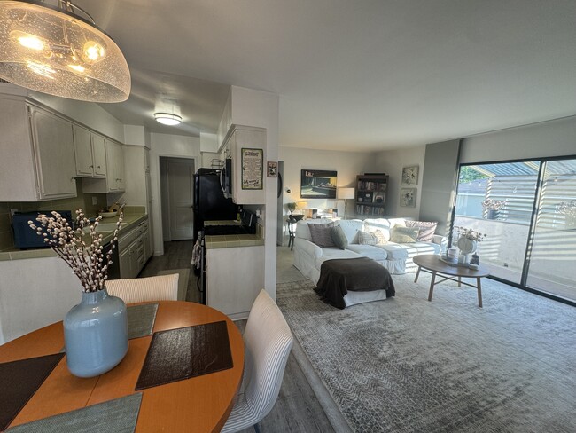 Living / Kitchen - 918 21st St