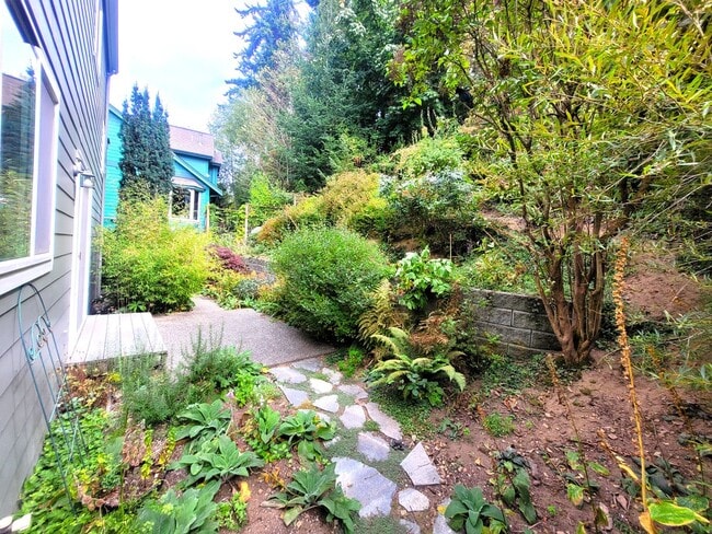 Building Photo - Beautiful South Hill Home with Bay Views 3...