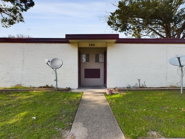 Primary Photo - 308 Ehlinger Dr