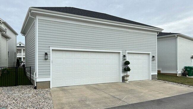 Building Photo - Enviable 4 bedroom and 3.5 bath home with 3 car garage available in North Commons