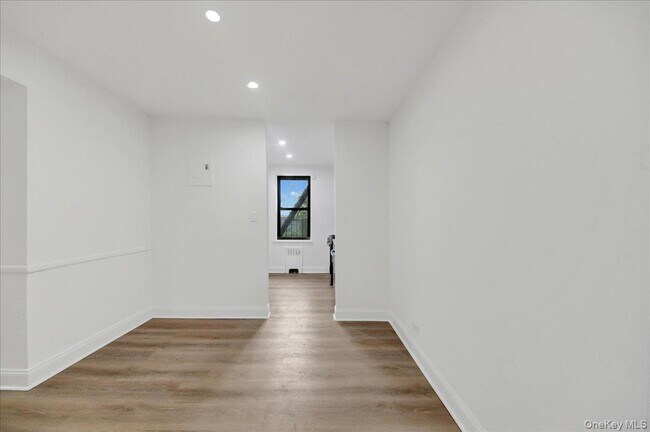 Building Photo - 3840 Greystone Ave
