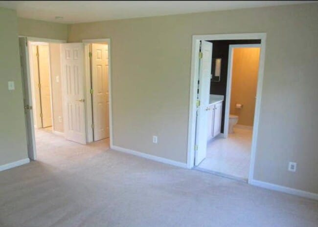 Building Photo - Beautiful 3 Bed 2 Bath 2 Half Bath Brick T...