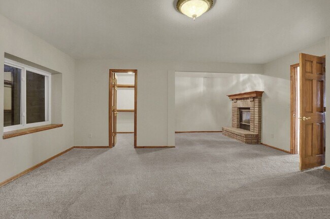 Building Photo - 110 Balmoral Way