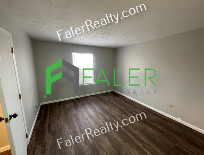 Building Photo - 2 bedroom, 1.5 bath apartment available now!