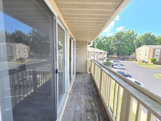 Building Photo - Beautiful 3 Bedroom 2 Bath Condo in Charlo...