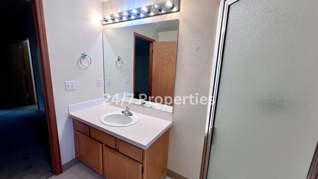 Building Photo - Beautiful 3 BD | 2.5 BA Duplex in Wine Cou...