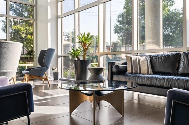 Building Photo - 603 Davis St