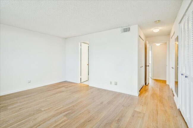 Building Photo - Meadowbrook Lakes View East Condominiums - Dania Beach