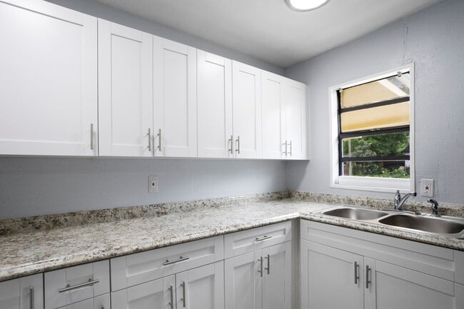 Building Photo - Very large 4bdrm/2bath House, Ready End of February