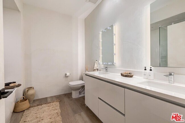 Building Photo - 957 Figueroa Terrace