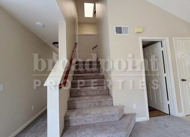 Building Photo - 988 W 15th Ave