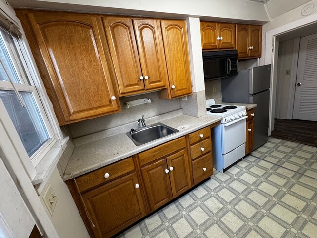 Building Photo - 10th St N 041