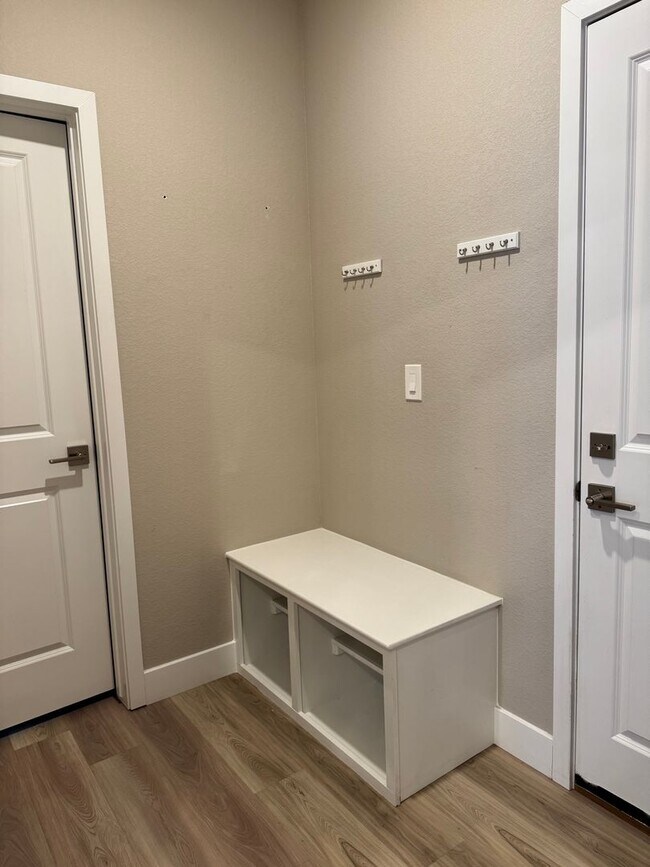 Building Photo - Like new 3 bed, 2.5 bath, 2 car in Lorson Ranch!