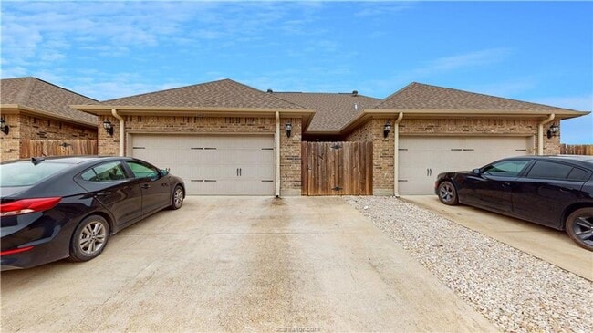 Building Photo - 4 Bed, 4 Bath University Heights Townhome for August 2026 Move In!