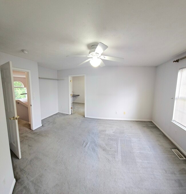 Building Photo - 3910 Old Elm Dr SE