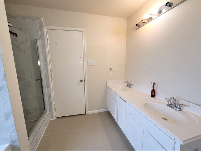 Building Photo - 12406 Magnolia Canyon