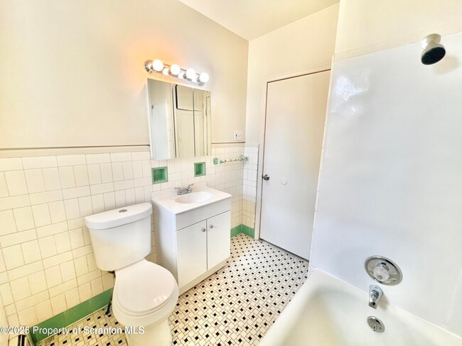 Building Photo - 1930 Boulevard Ave