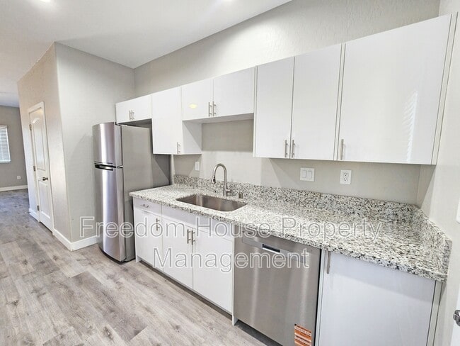 Building Photo - 1111 Sixshooter Ave