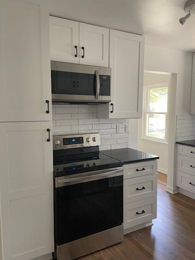 Building Photo - GORGEOUS 3 BED 2 BATH BUNGALOW IN ROYAL OAK ---- MINERVA