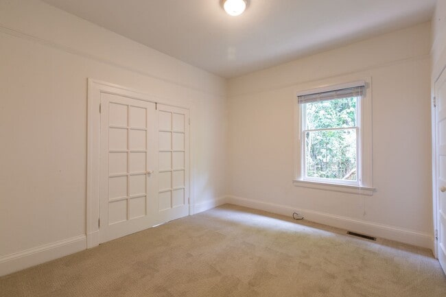 Building Photo - Mid Century Beauty in the Heart of the Banana Belt