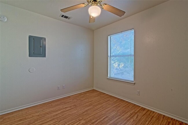 Building Photo - 2211 Creekside Ln