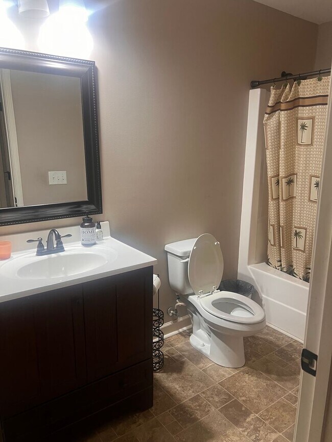 Building Photo - Four Bedroom Two Bath House