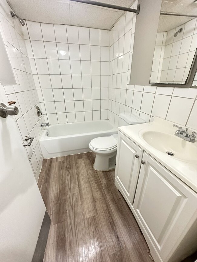 Building Photo - Spacious 4BR Rowhome Near Ellwood Park, Washer/Dryer Included