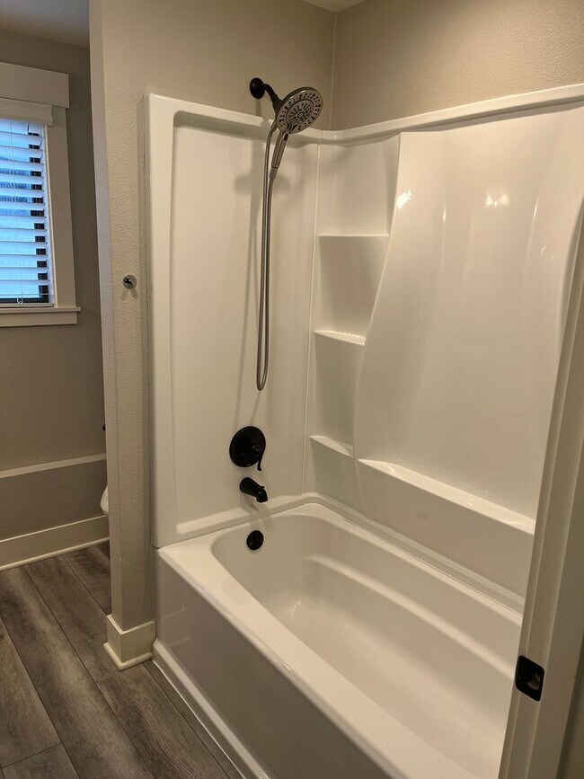 Building Photo - 4 Bedroom - Gated Community!