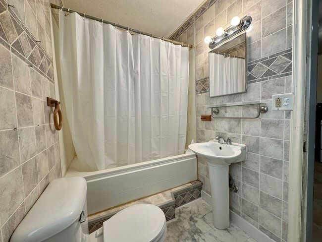 Building Photo - Available August 1st - 3 BED 1 BATH