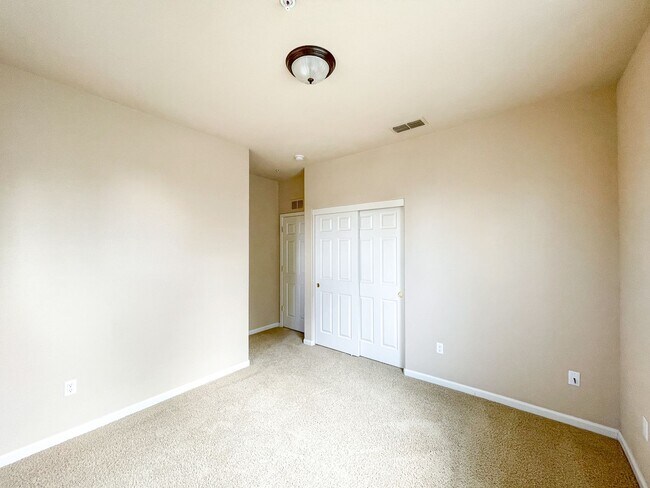 Building Photo - Gorgeous Natomas Condo