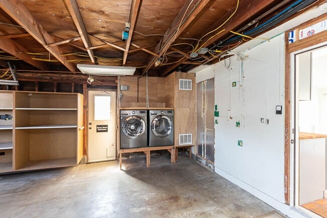 Building Photo - ** AMAZING ALLIED GARDENS 3/2 HOME 2 CAR G...