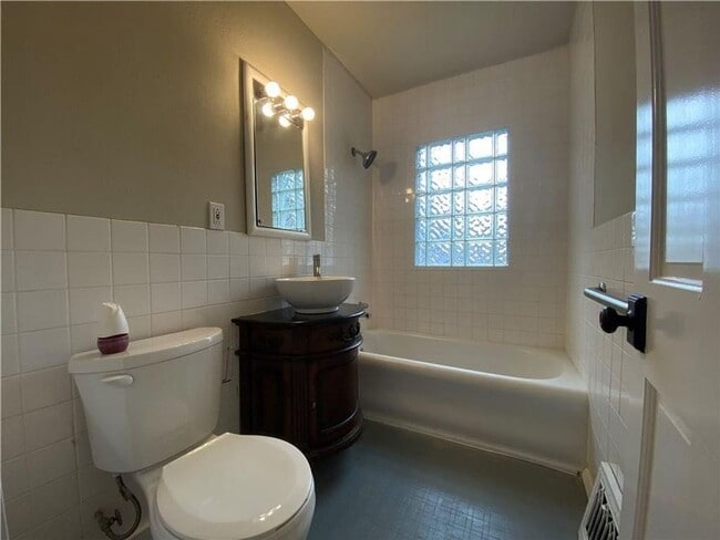Building Photo - Charming 3 Bedroom 1.5 Bath Home