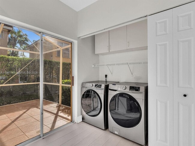 Building Photo - 11407 Lakeview Dr