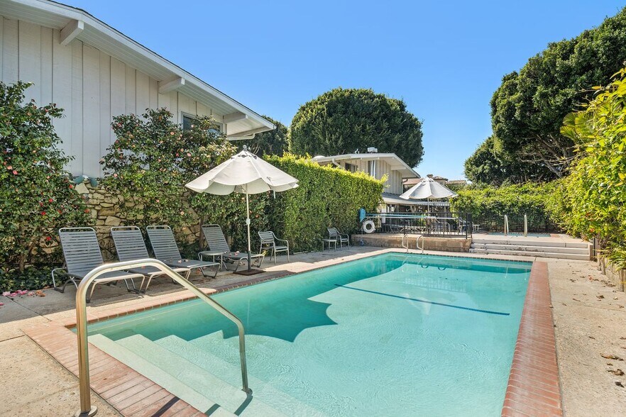 Pool and hot tub - 4040 Grand View Blvd