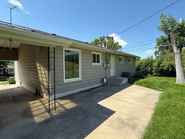 Building Photo - 4 Bedroom 3 Bath Home for Rent